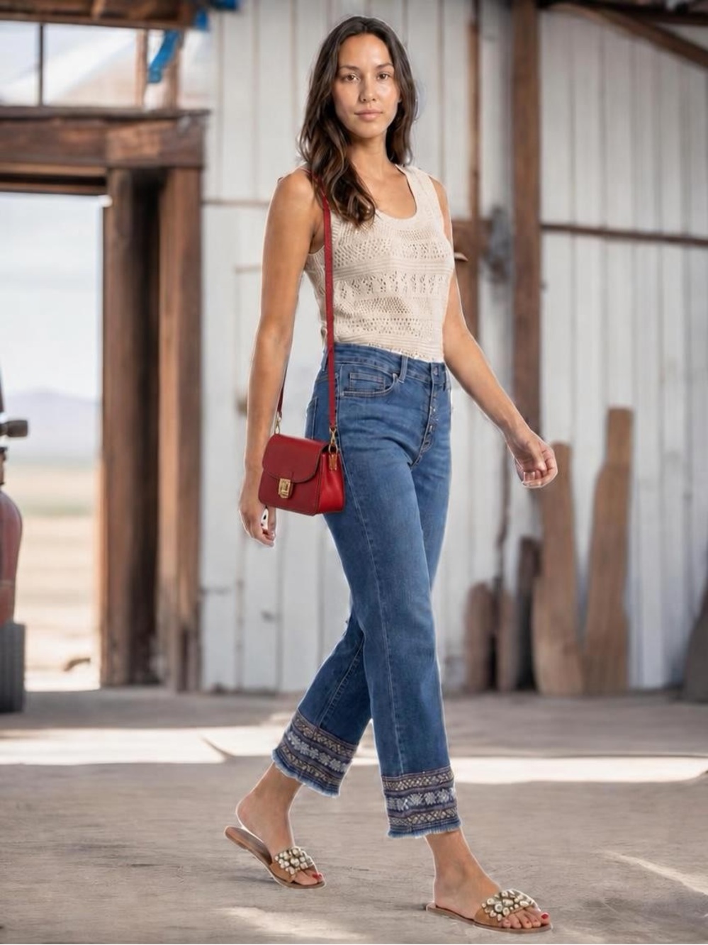 Embroidery Raw Hem Mid-Rise
Crop Jeans